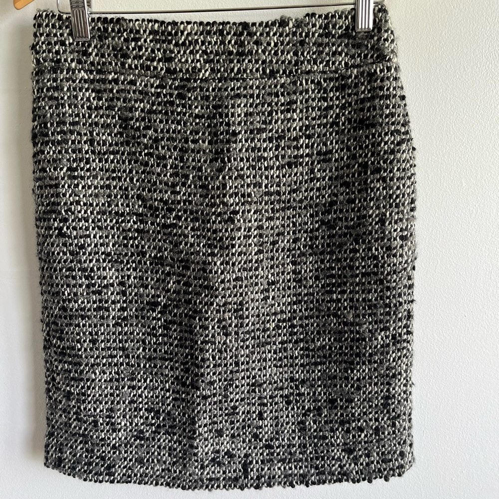 J Crew Pencil Skirt Wool Blend Short Black Gray Boucle Tweed Zip Back Lined Sz 2